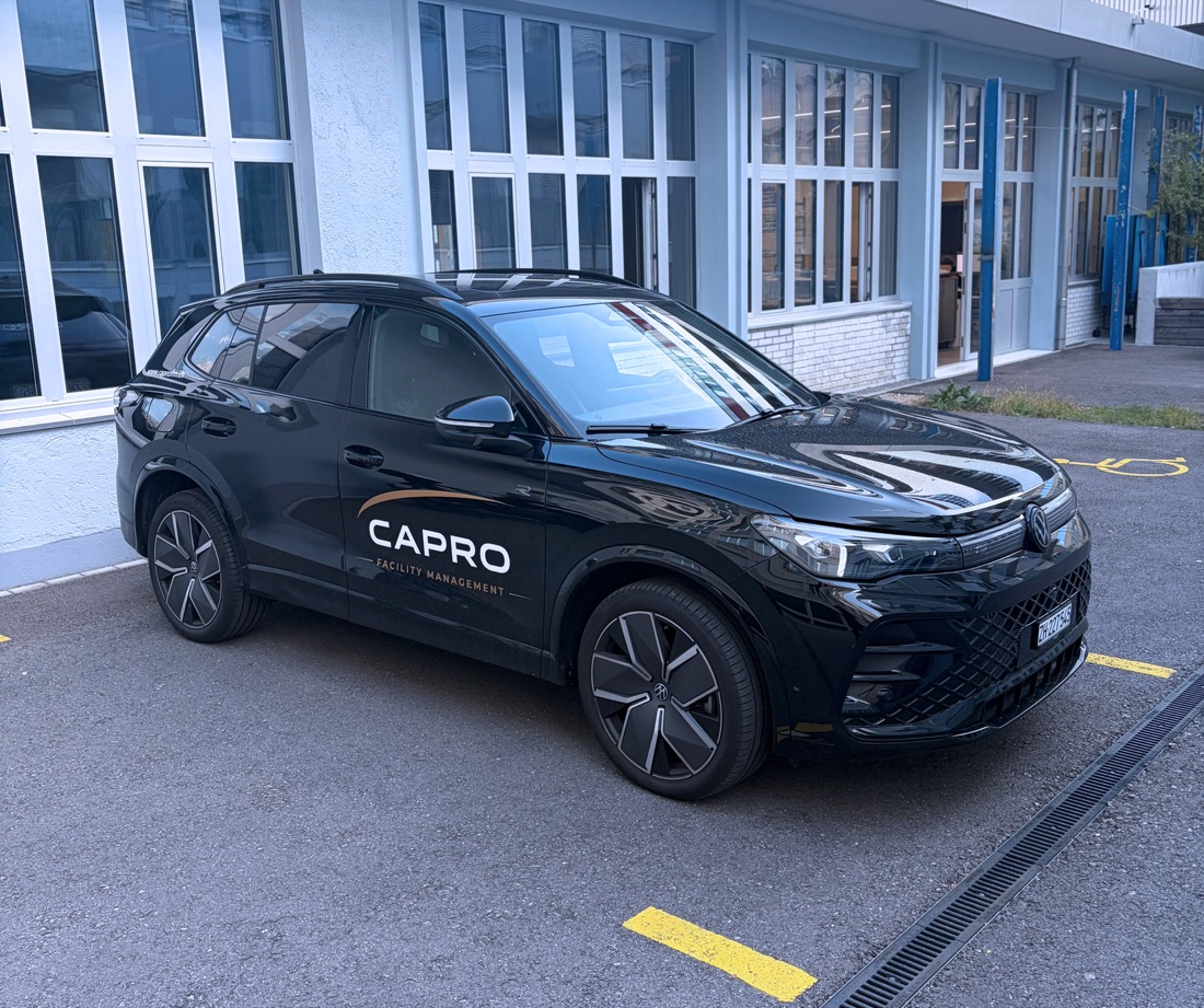 CAPRO-Firmenfahrzeug vor einer betreuten Liegenschaft
